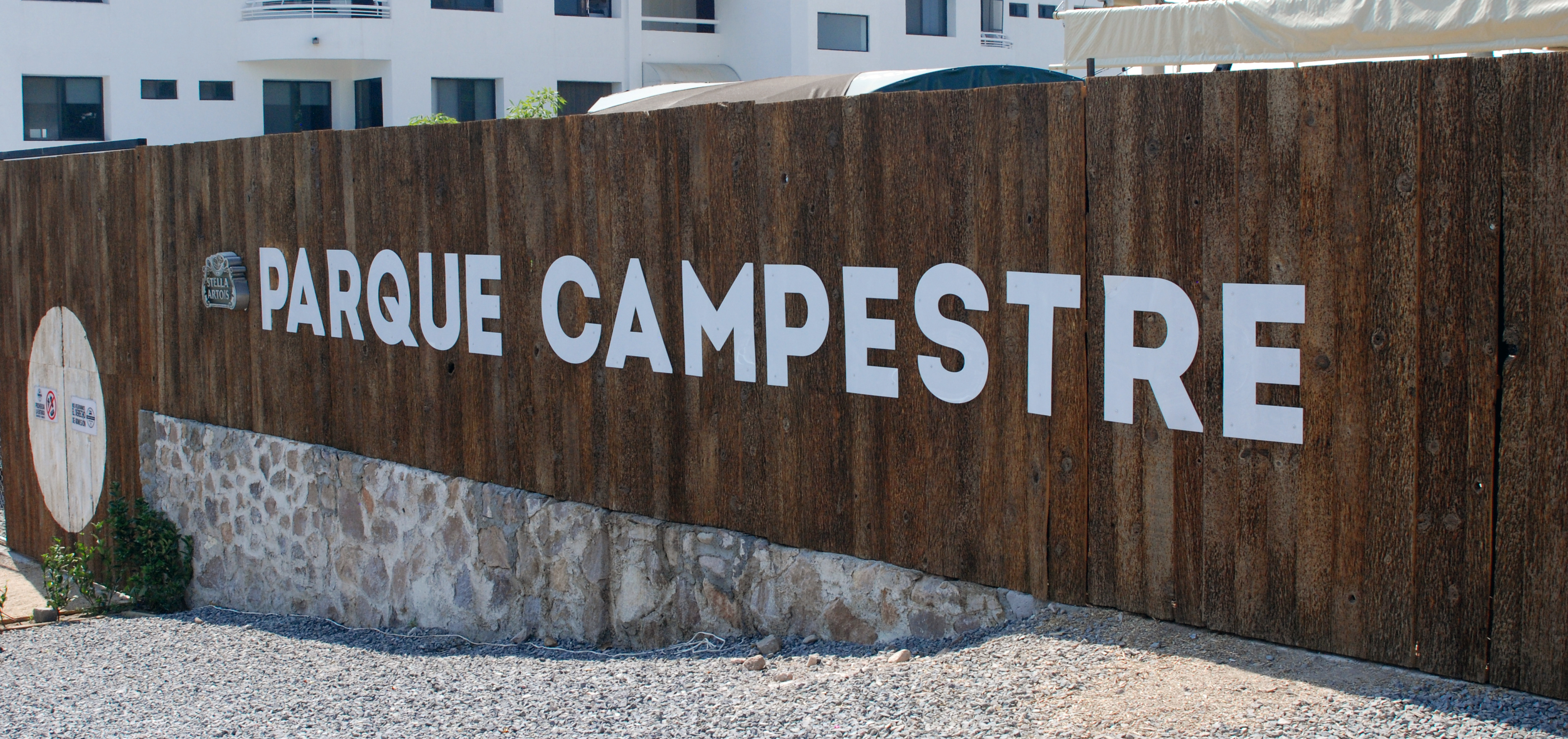 Entrada del Parque Campestre con letrero y zona de food trucks en León Guanajuato, construcción Fer Et Ciment